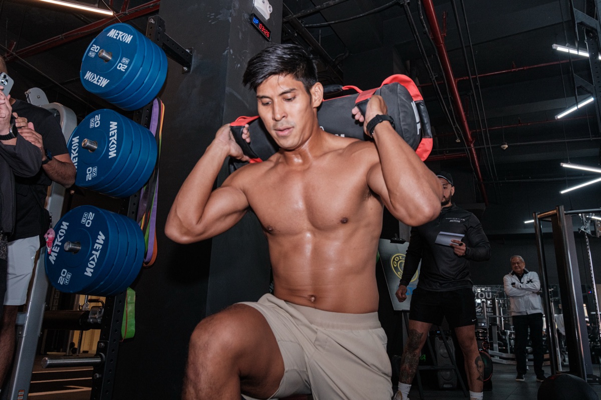 GRIN Method Coach Mauro Lumba doing 20 Energy Bag Lunges