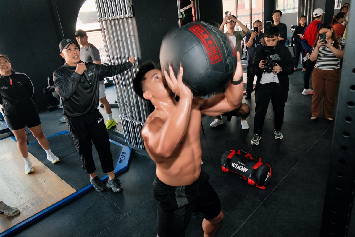 GRIN Method Coach Tinoy Borromeo doing wall balls